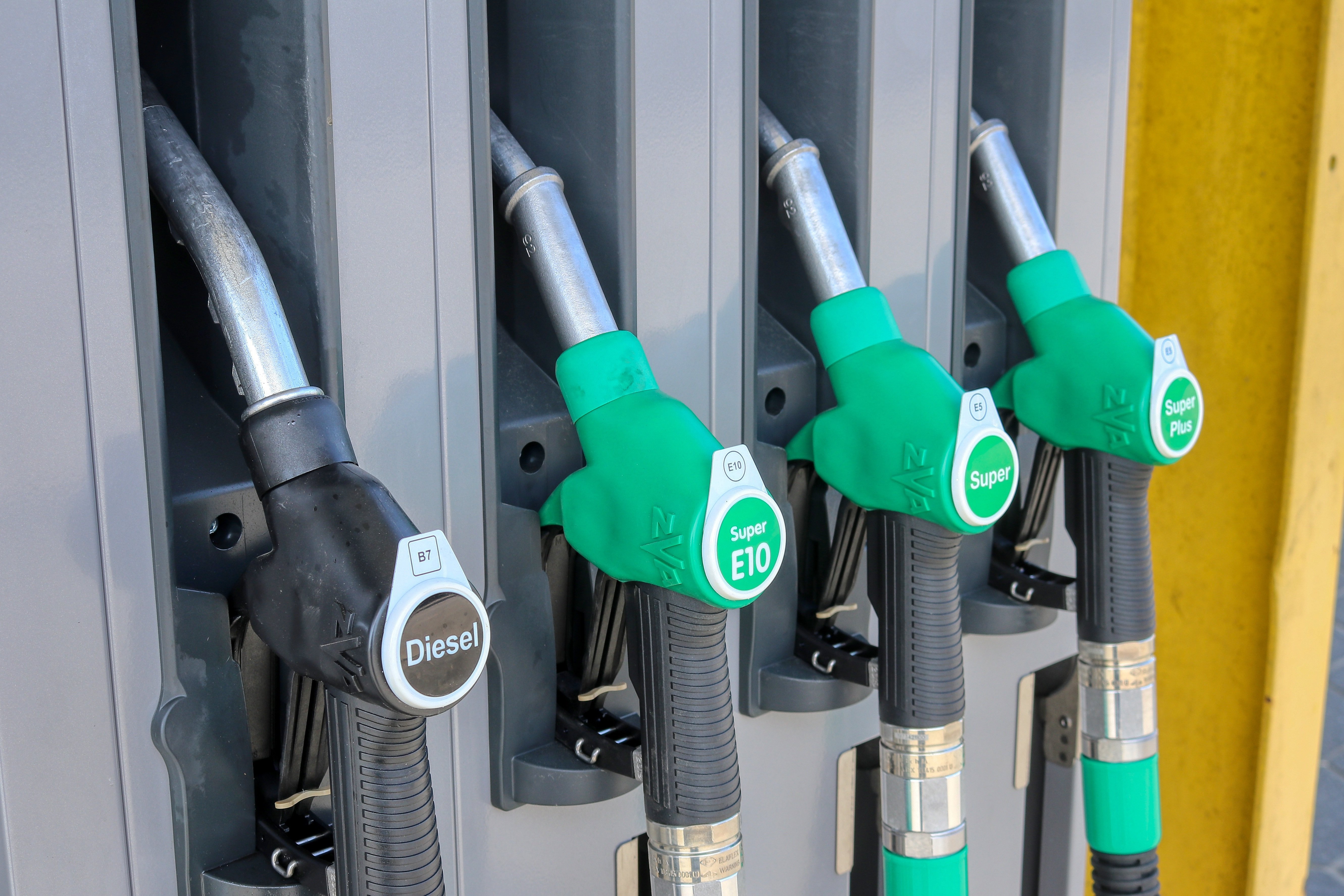 Wat bepaalt de benzineprijs? Zo zit het echt in elkaar